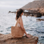 Model Eva Schug mit Ikiala Tasche am Strand