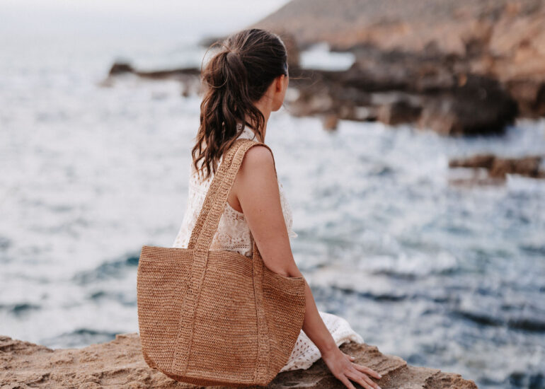 Model Eva Schug mit Ikiala Tasche am Strand