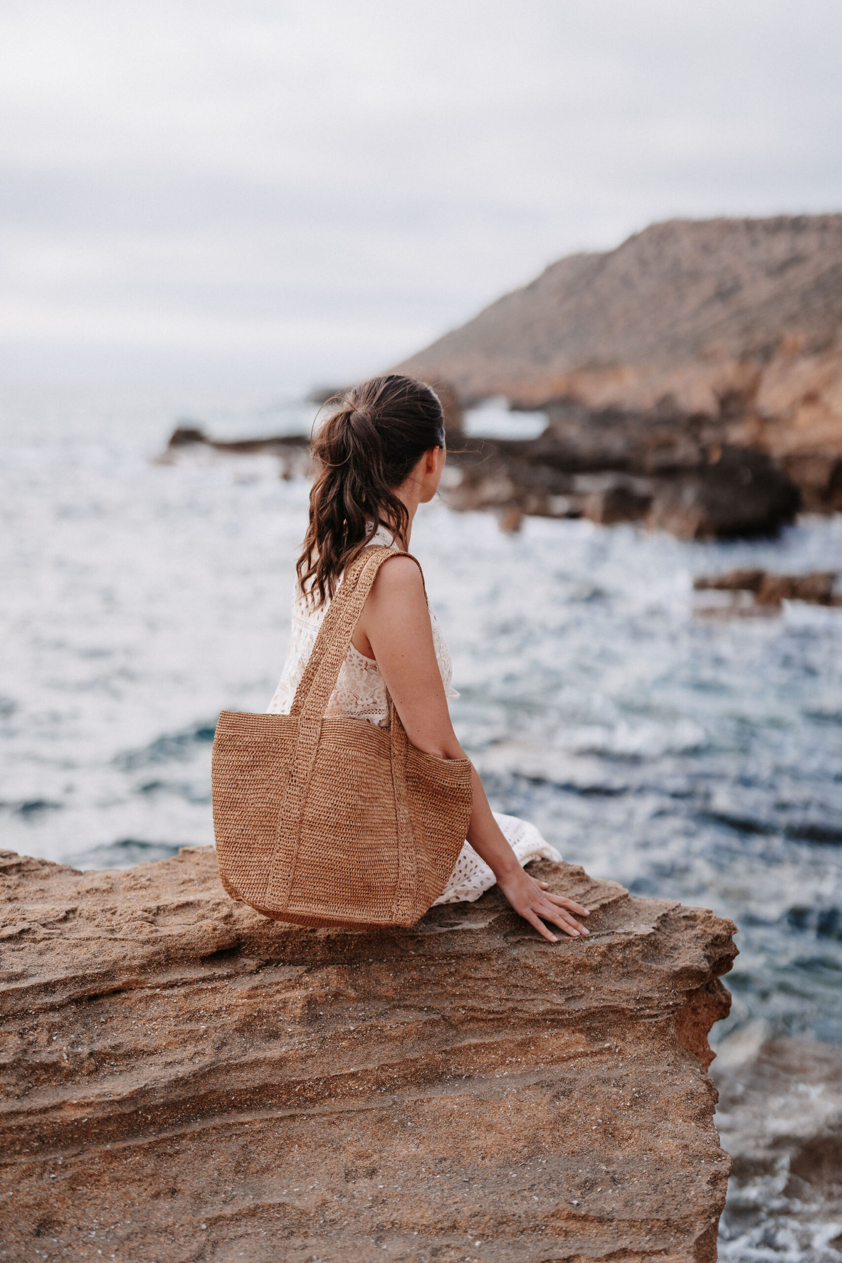 Model Eva Schug mit Ikiala Tasche am Strand