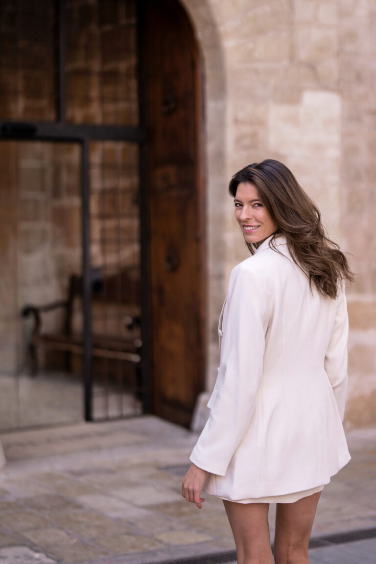 Female Model mit Business-Erfahrung - Eva Schug im Business-Outfit