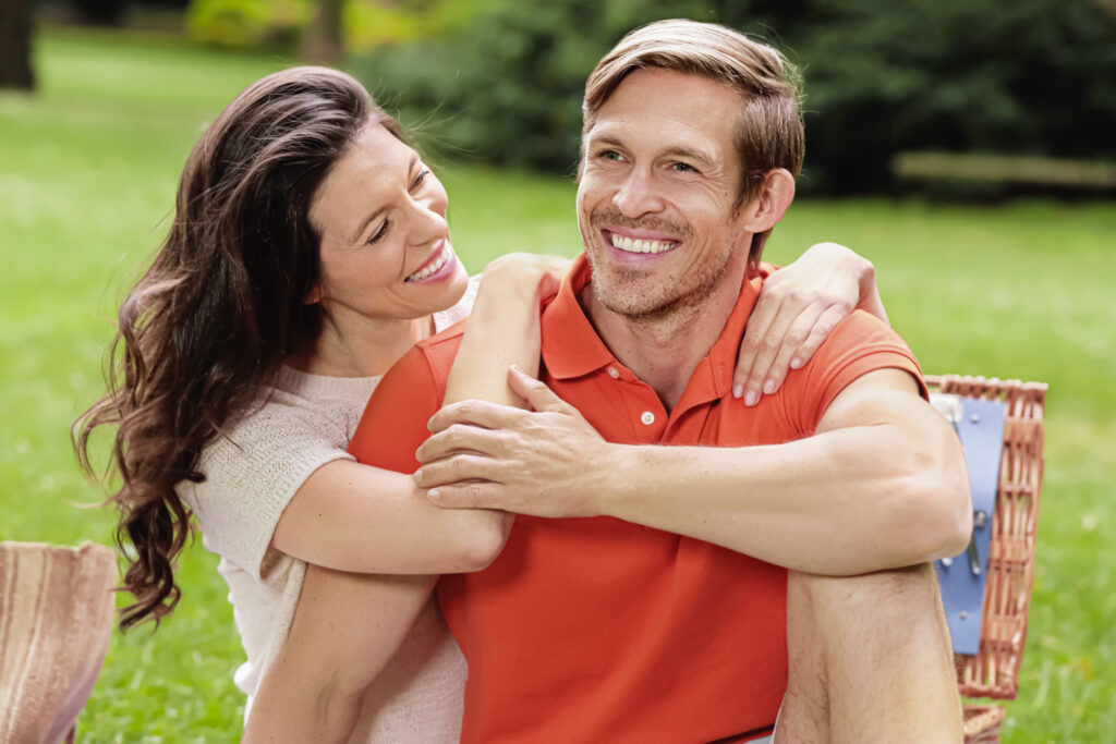 authentisches Modelpaar beim sommerlichen Picknick